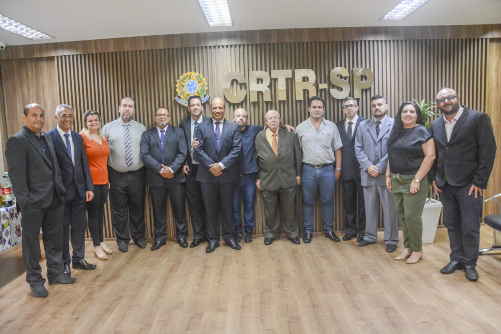 O novo presidente do CRTR-SP, Júlio César dos Santos, ao centro, rodeado pelo corpo de conselheiros.
